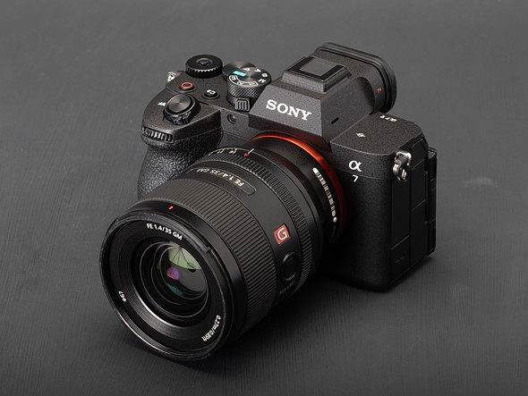 Sony A7 V em detalhe — corpo e sensor